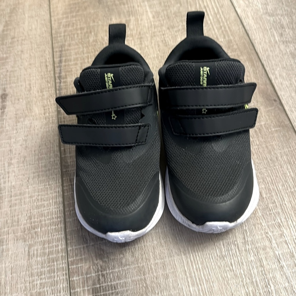 Nike starrunner sneakers